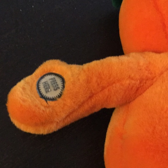 A new singing pumpkin doll - Picture 3 of 3